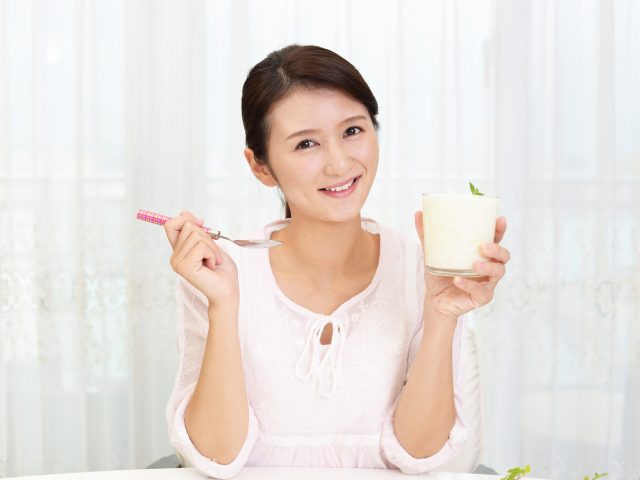 水切りヨーグルトを食べる女性