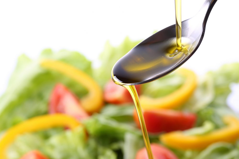 油 オリーブオイルとサラダ