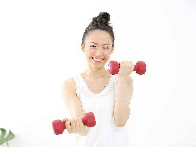 筋トレする女性
