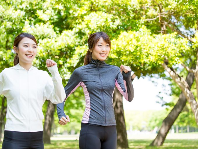 スロージョギングをお友達と実践する様子