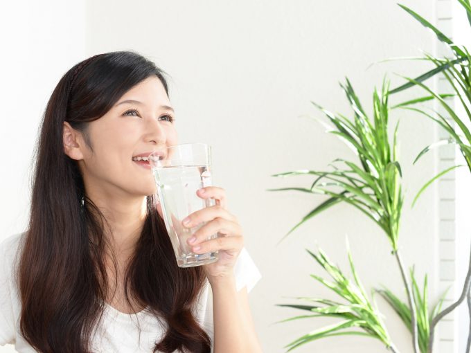 水を飲む女性