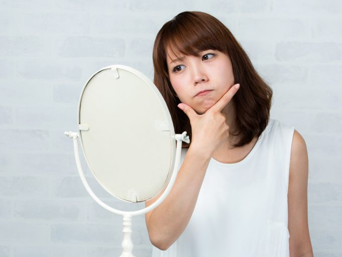 フェイスラインを気にする女性