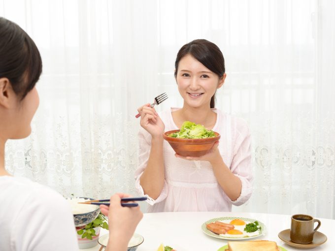 食事を楽しむ女性