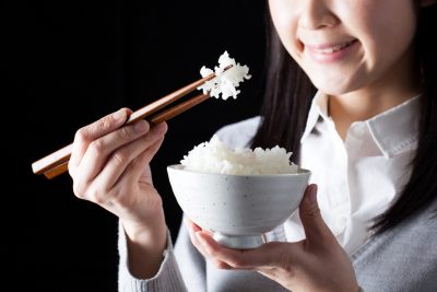 米を食べる女性