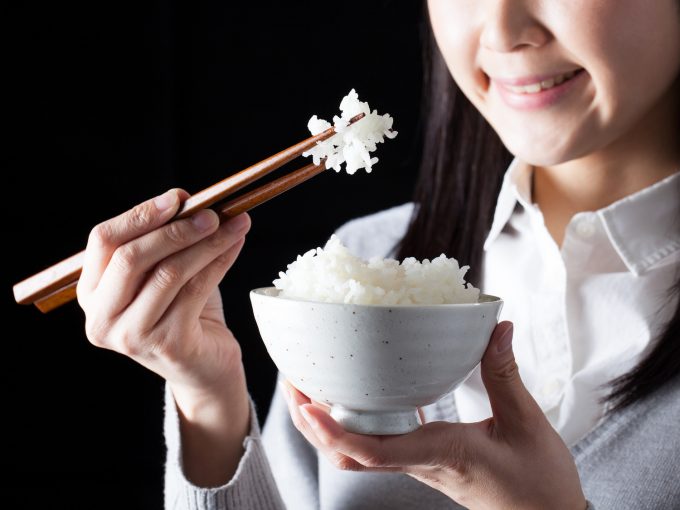 米を食べる女性