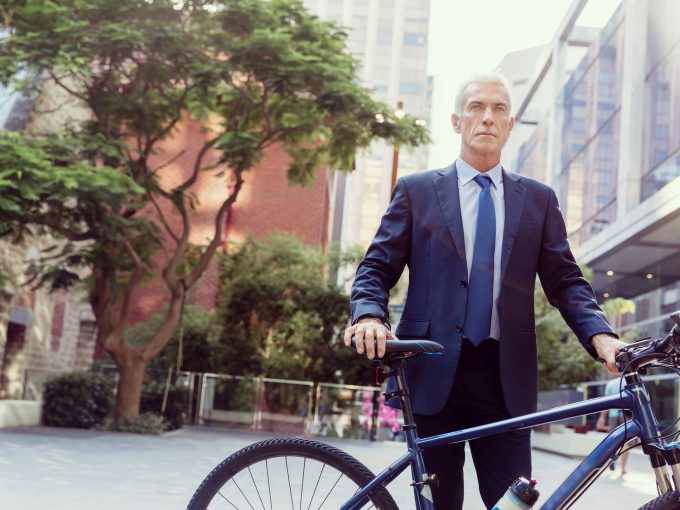 ６０代ビジネスマンと自転車
