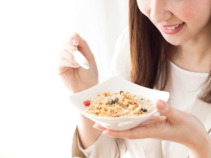 オートミール（グラノーラ）を食べる