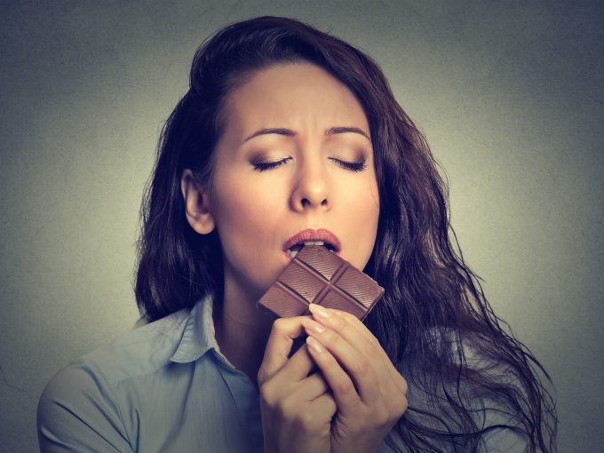 チョコレートを美味しそうに食べる女性