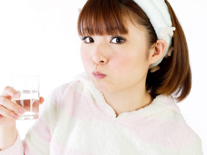 マウスウォッシュをする女性