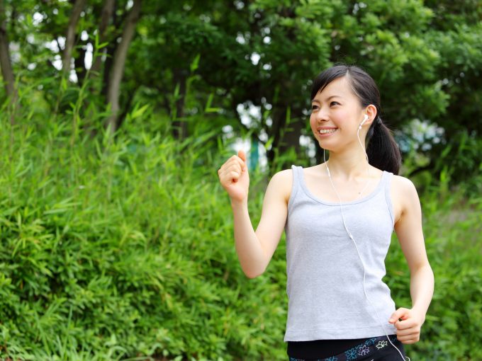 ウォーキングをする女性
