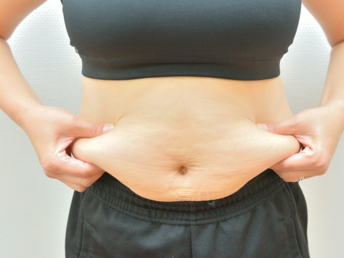 ダイエットに挑戦する太った女性