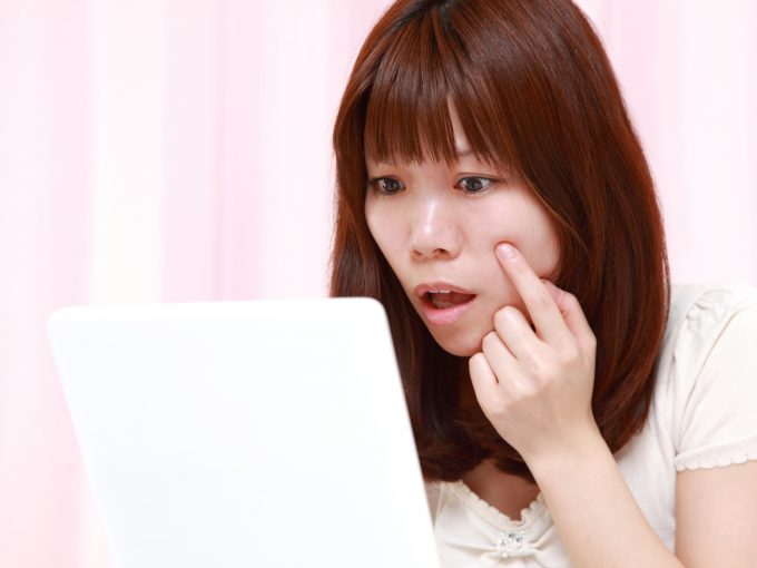 肌荒れに困る女性