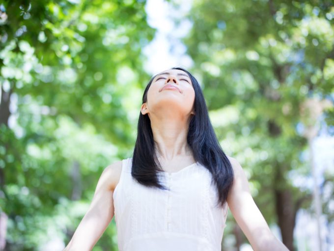 深呼吸する女性