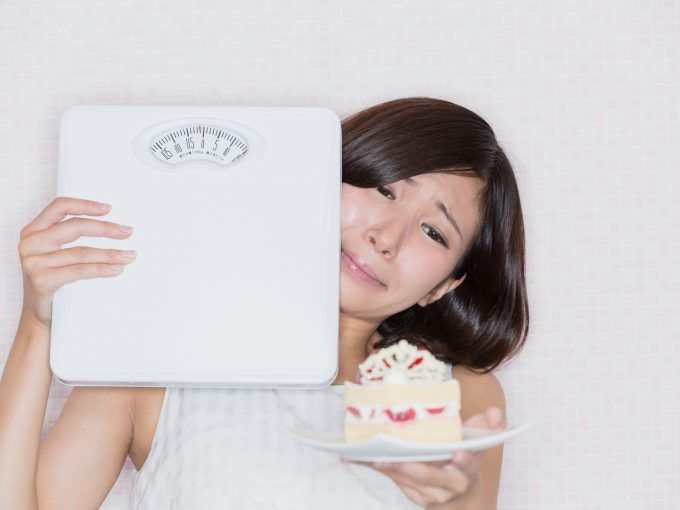 体重計　/ ケーキを我慢する女性