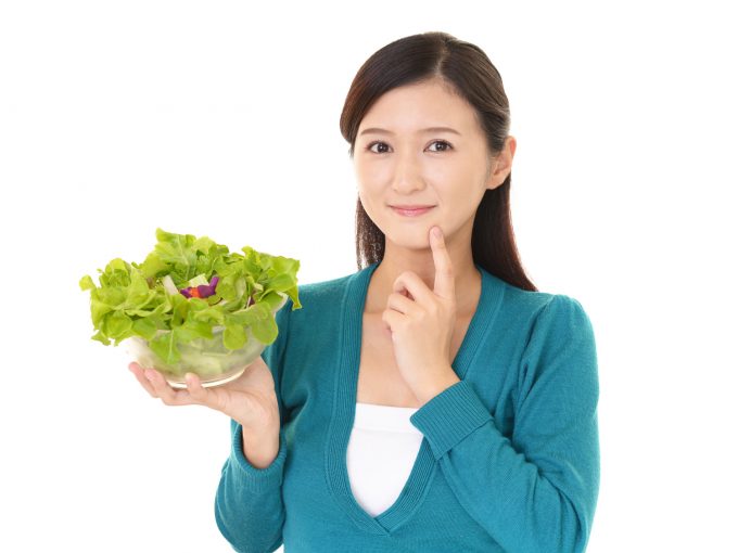 サラダを食べる女性