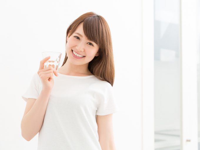 水を飲む女性