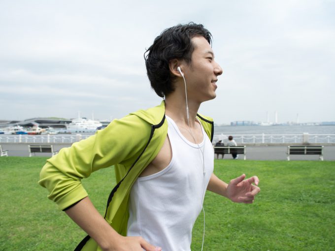 ランニングをする男性