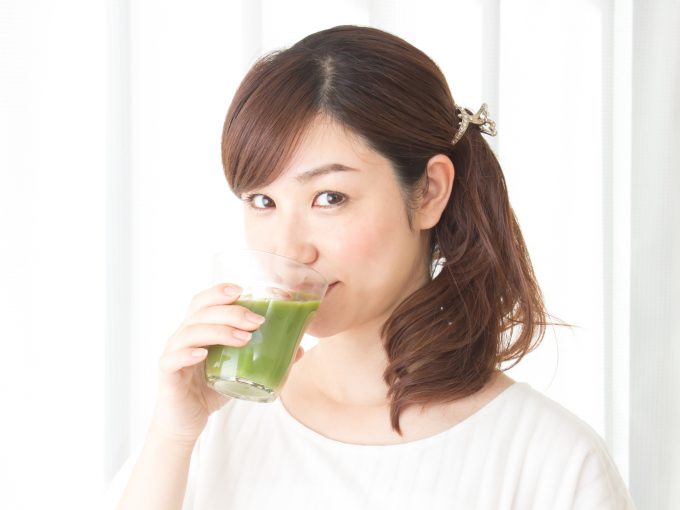 青汁を飲む女性
