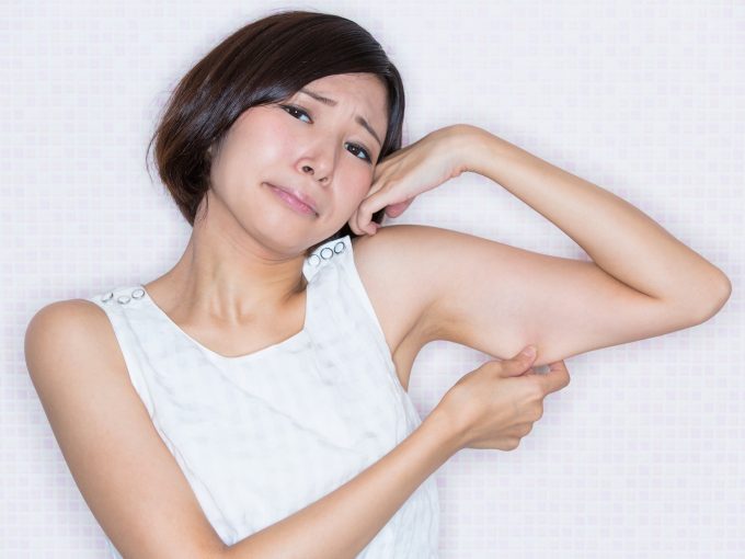 二の腕を気にする女性