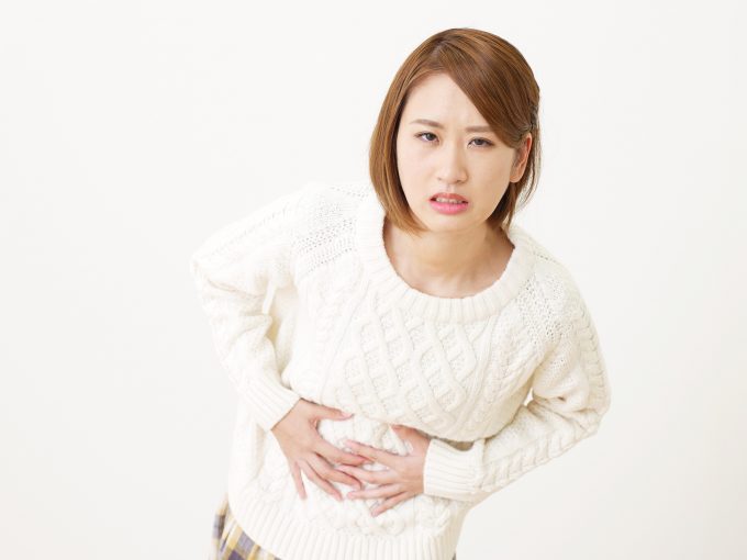 お腹が痛い女性