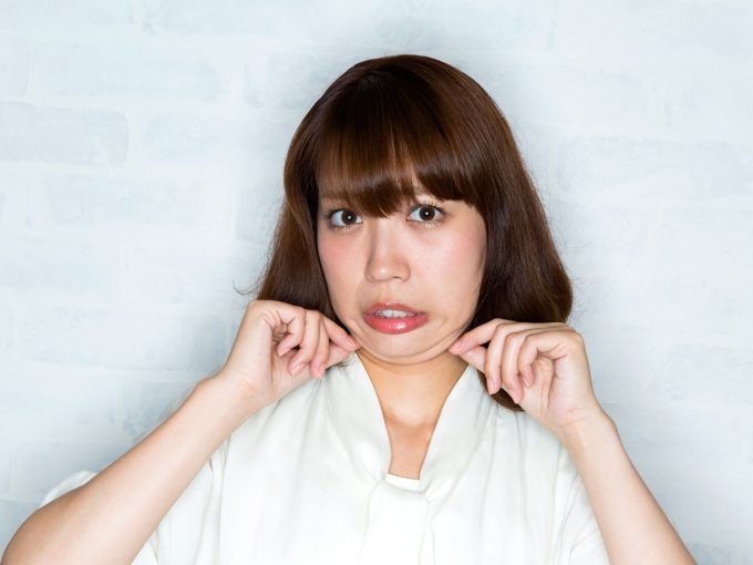 二重顎を気にする女性