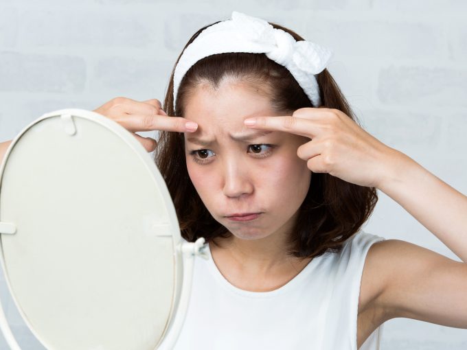 眉間のシワを気にする女性