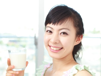 豆乳を飲む女性