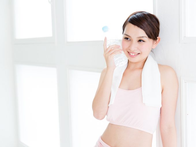 運動をして汗をかく女性