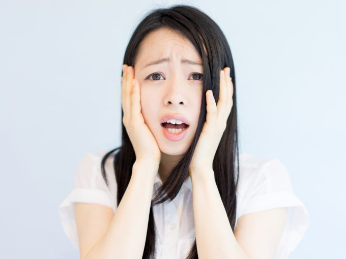 ショックを受ける女性