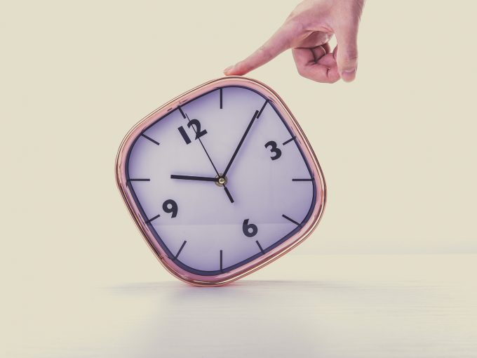 掛け時計を持っている手、時間