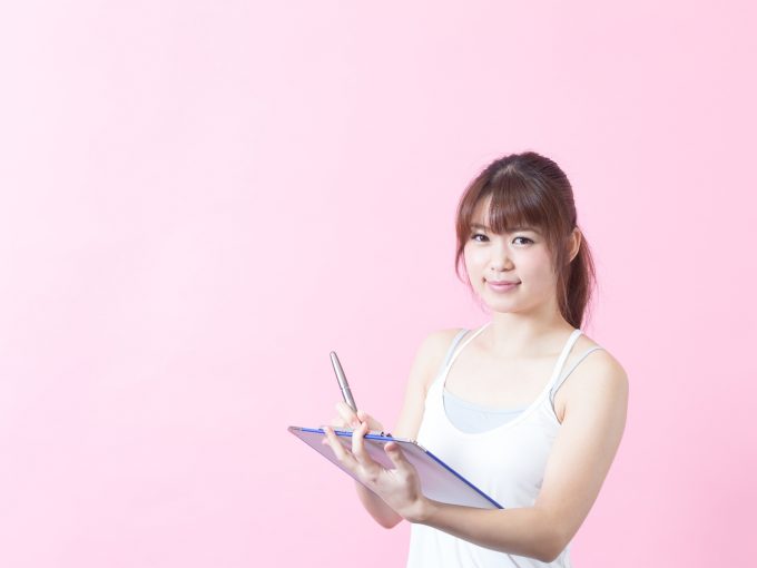 チェックをする女性