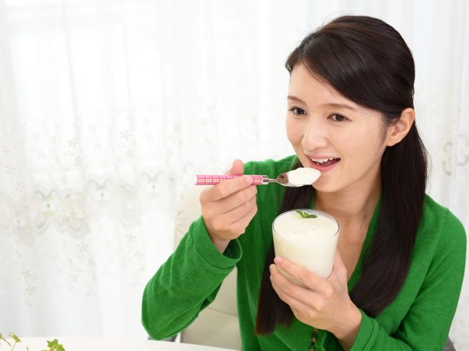 食べる女性