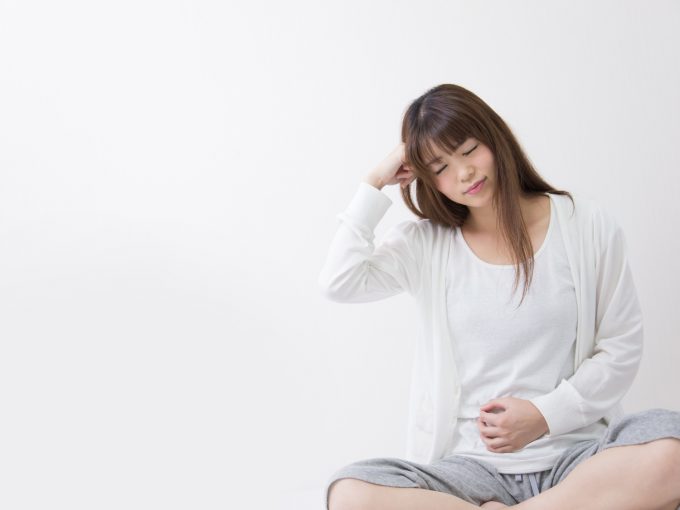 便秘で悩む女性