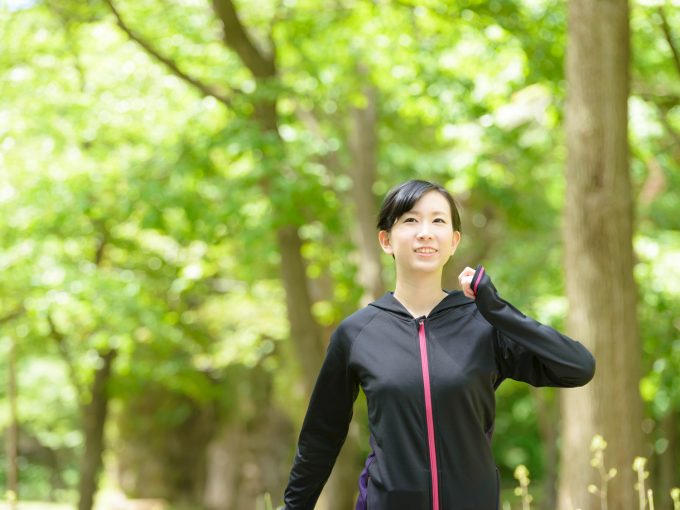 森林浴をしながらウォーキングする女性