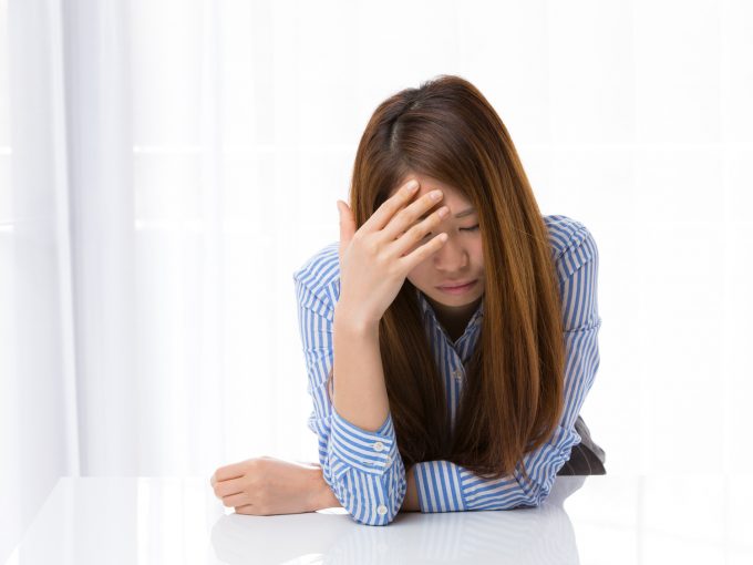 生理痛に悩む女性