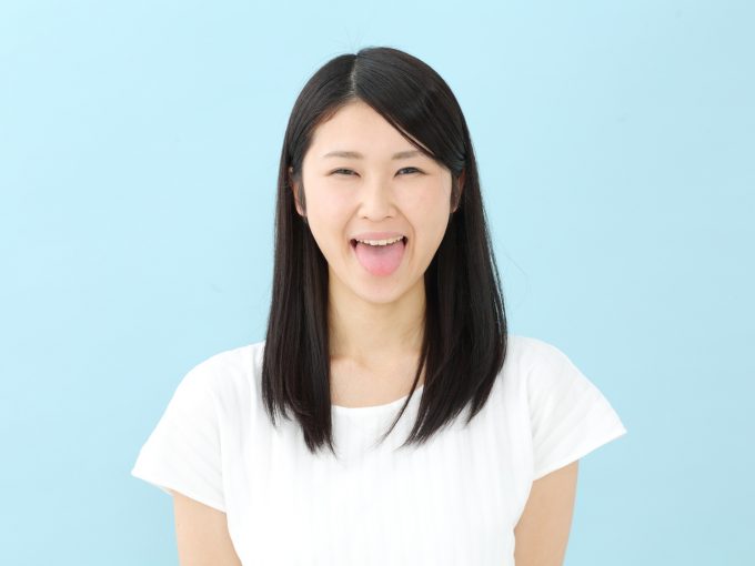 ベロを出した女性