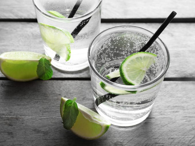 レモンとグラスに注いだ炭酸水