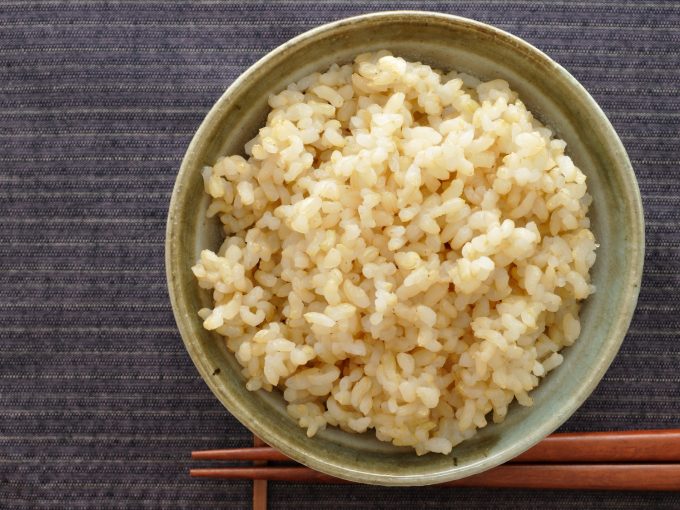 玄米ご飯を食べる様子