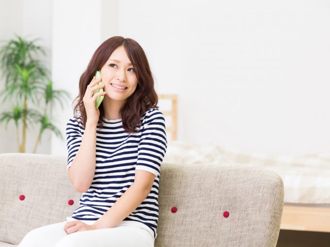 解約の電話をする女性