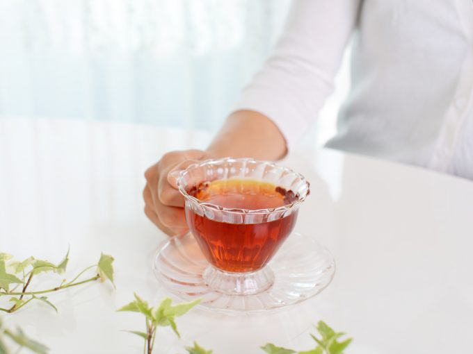 紅茶を飲み寛ぐ女性