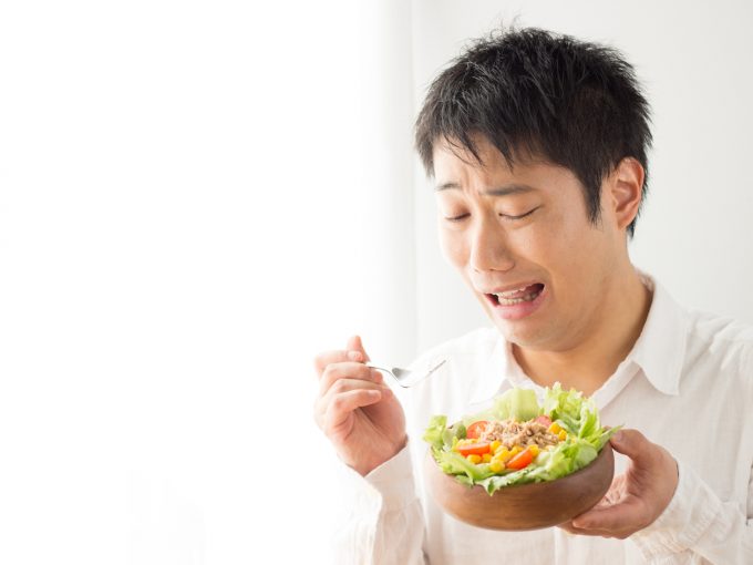 サラダを食べたがらない男性