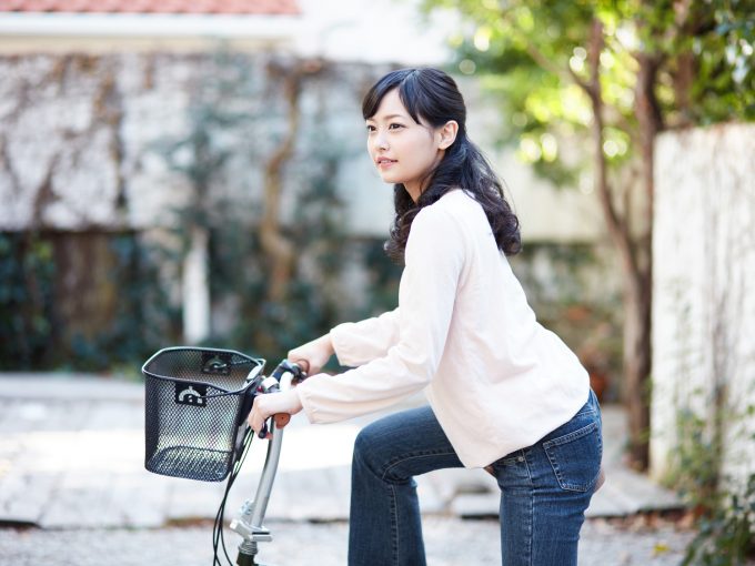 自転車に乗った女性