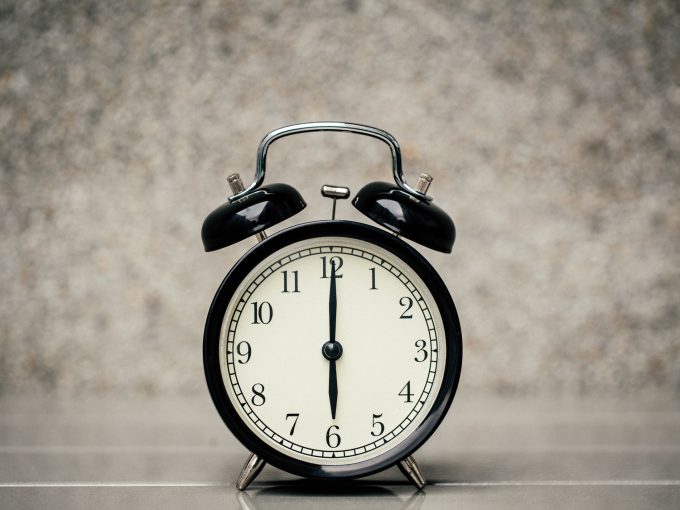 １８時を指した時計