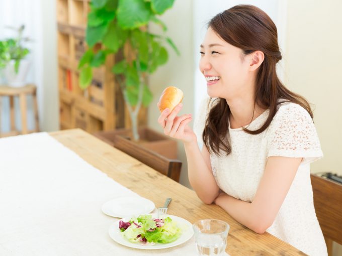 サラダを食べる女性