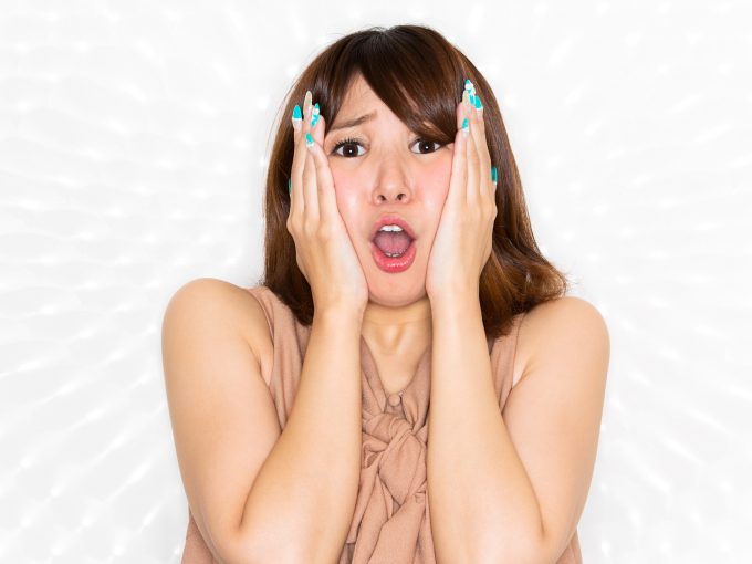 悲鳴をあげる女性