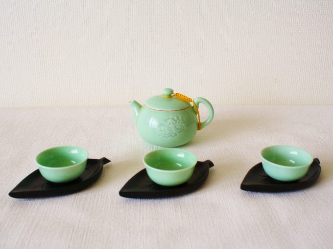 プーアル茶と3つの茶飲み茶碗