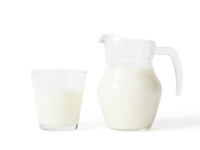 牛乳瓶に入った牛乳