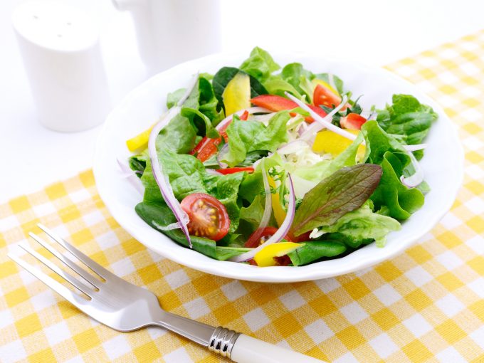 お皿いっぱいの野菜サラダ
