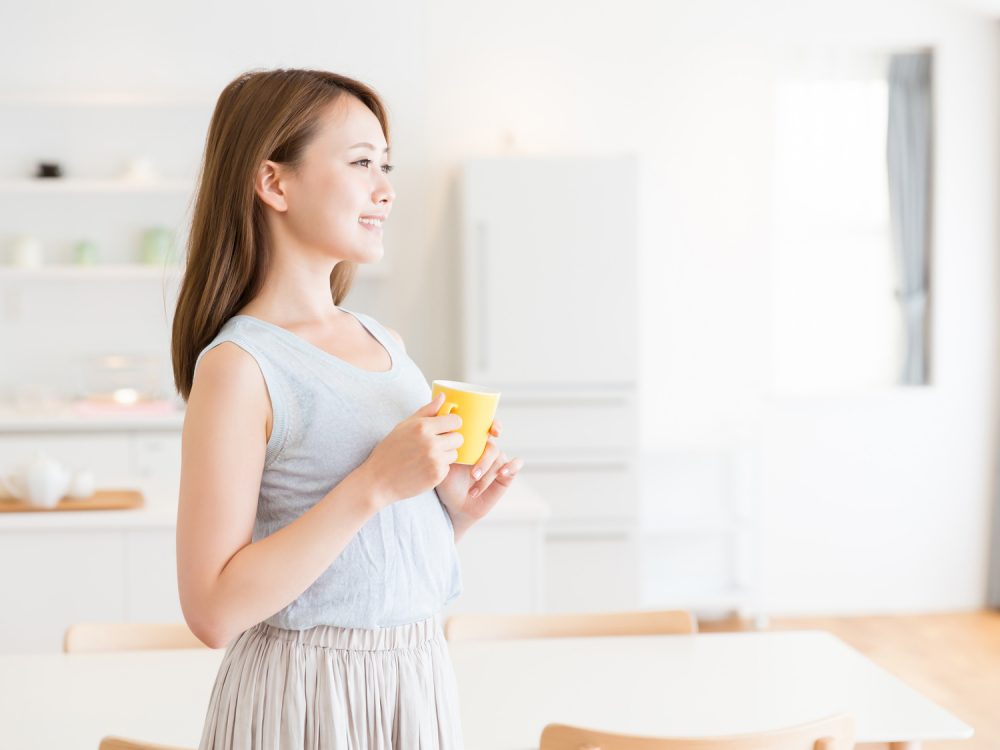 飲み物を飲む女性
