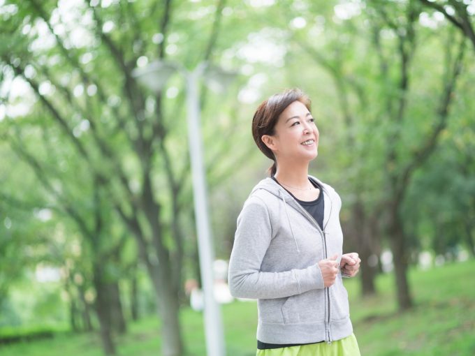 有酸素運動　スロージョギングをする女性